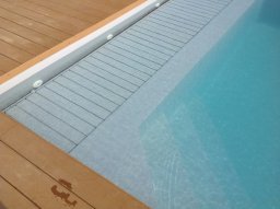 particolare di scala ingresso piscina